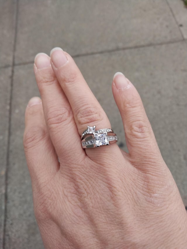 今天我以 7 美元的价格节省了一对 925 银 CZ 戒指！