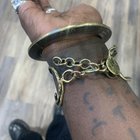 这是黄铜制成的。是什么导致了这个跳环的颜色变化？