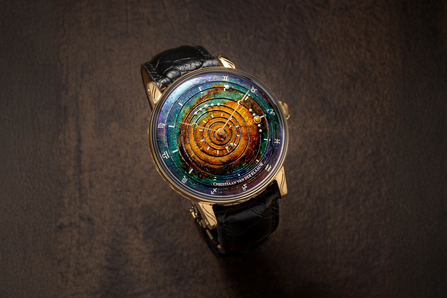 Christiaan van der Klaauw Astronomical Watches 推出 CVDK Grand Planetarium Excentricsincere 白金银禧纪念版，以纪念先施高级腕表成立 70 周年