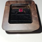 这颗实验室制造的红宝石是填充玻璃的吗？