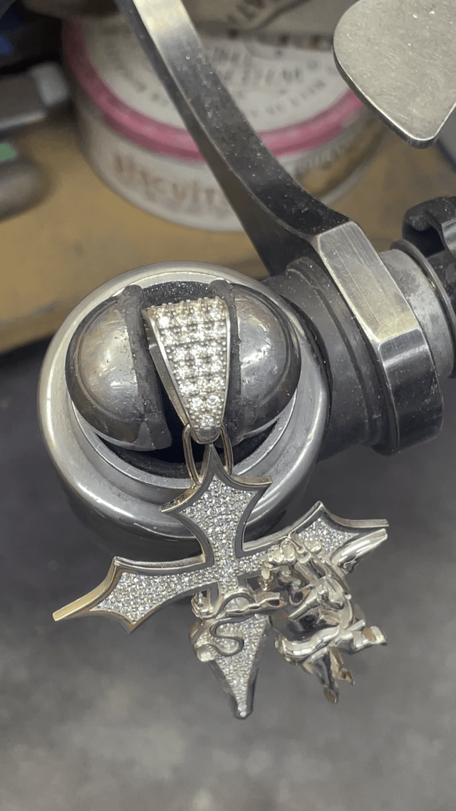 有什么想法吗？钻石为什么不会跳舞？珠宝商说它需要镀铑和抛光。您还应该对爪子施加压力。我不太喜欢芭蕾舞，它看起来很糟糕。