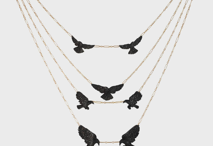 乔莉·理查德森 (Joely Richardson) 大胆搭配 Whitby Jet 多股项链