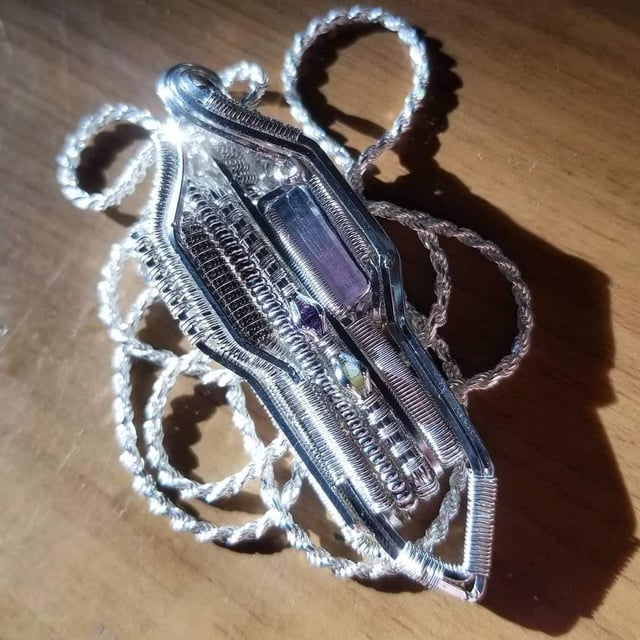 我用棉花糖、碧玺水晶、毛坯钻石和紫水晶制作的项链。