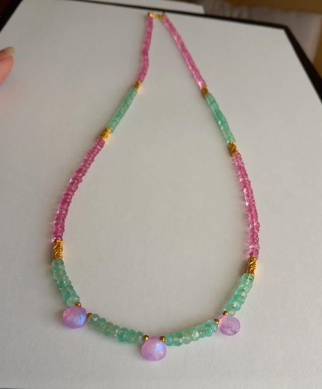 粉色托帕石、祖母绿、染色粉色月光石和金朱砂