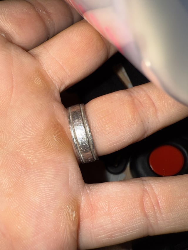 结婚戒指上镶满了金子