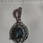 经过几个小时的工作，我向您呈现一条纯银和红宝石项链！