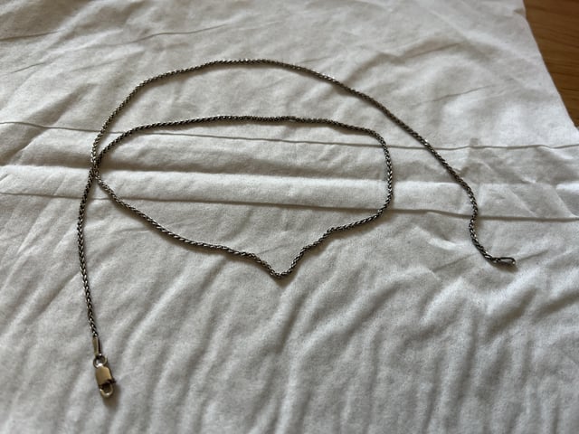 突然，银链飞快的扭曲起来