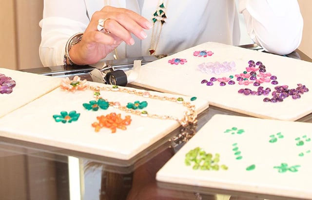 这些粘合板叫什么？我把宝石放在盘子上，它们粘在盘子上，不会掉下来。我在哪里可以买到它们？