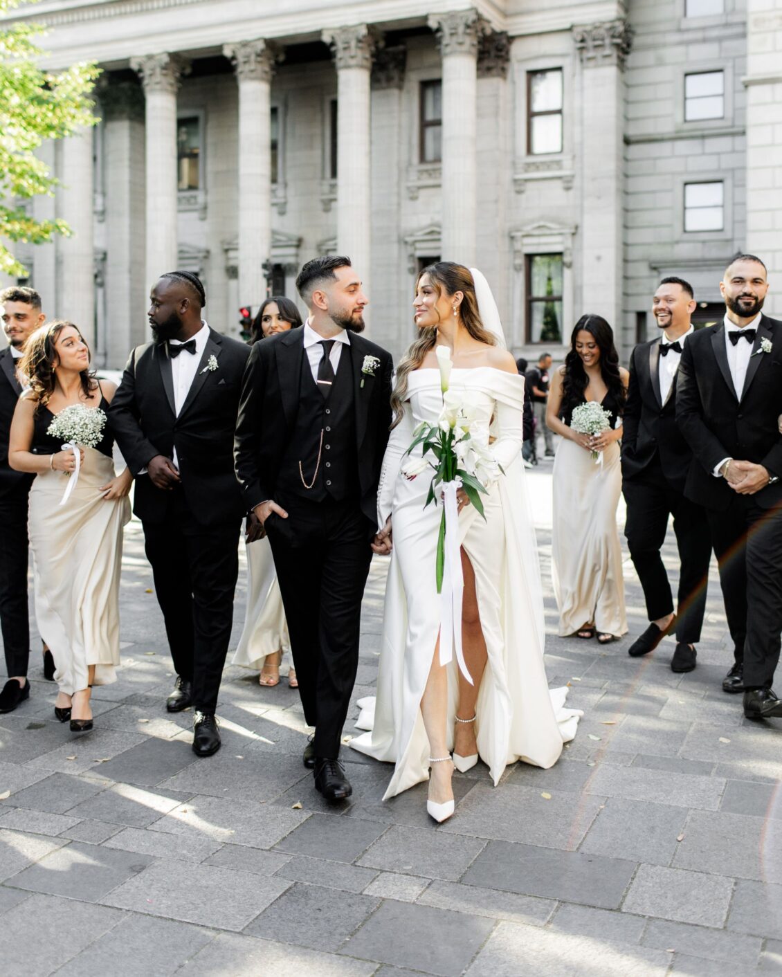 永恒的旧木制婚礼在旧蒙特利尔的中心〜Wedluxe Media