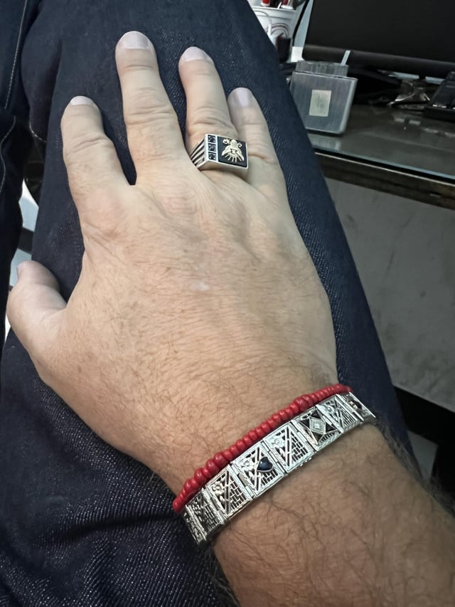 我的妻子从来没有穿过这个，所以我想我会保留它。