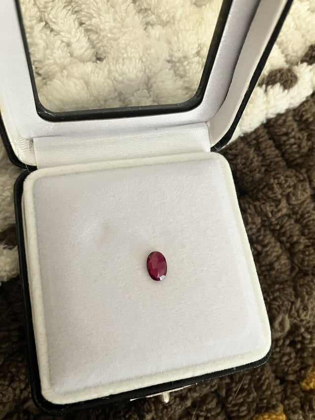 例如，他会为我设计一个戒指，但是事情并没有真正出现……现在我有了这些宝石。