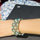 他添加了这件新的蛋白石和翡翠手链以及钻石口音！