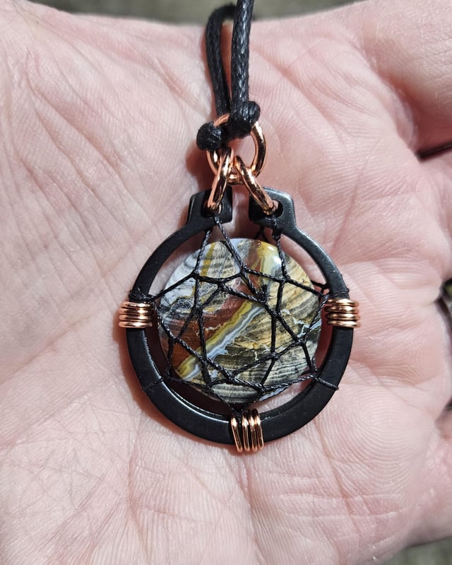 一条由俄亥俄州弗林特和突然发作制成的项链。