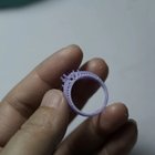 客户的订婚戒指。它具有椭圆形的中央石材，周围是两个 - 心 - 核心的精华，并带有敏感的口音和米尔格兰的细节，以欣赏古老的外观。