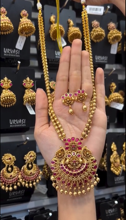 来自“ Kochinshiri Orfassi商店”的蓝宝石石头的黄金模仿•印度南部珠宝