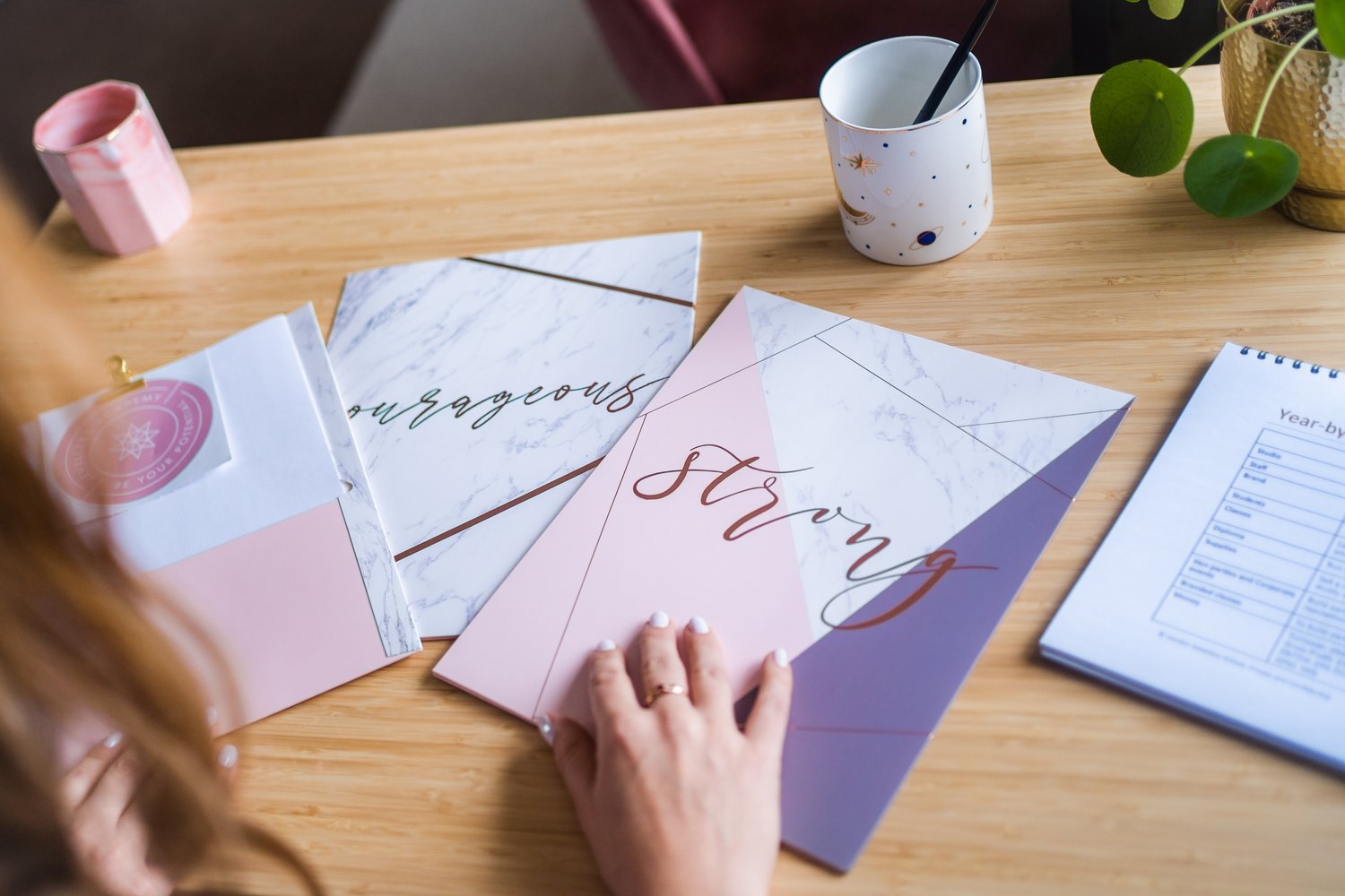 如何选择2025年的年度词（播客） - 珠宝商学院