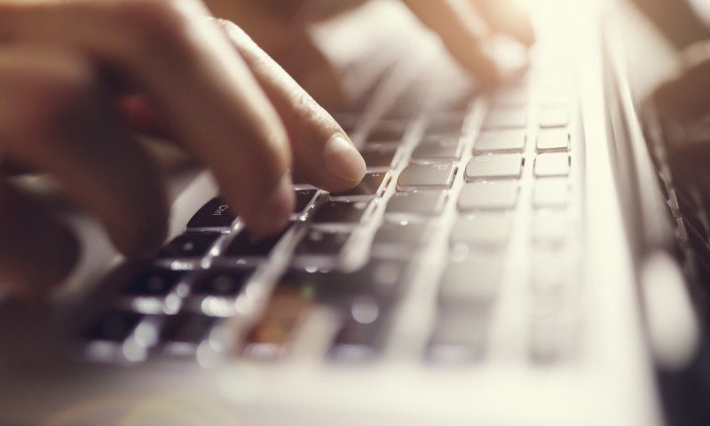 在银行的欺诈过程中，珠宝商5万英镑允许