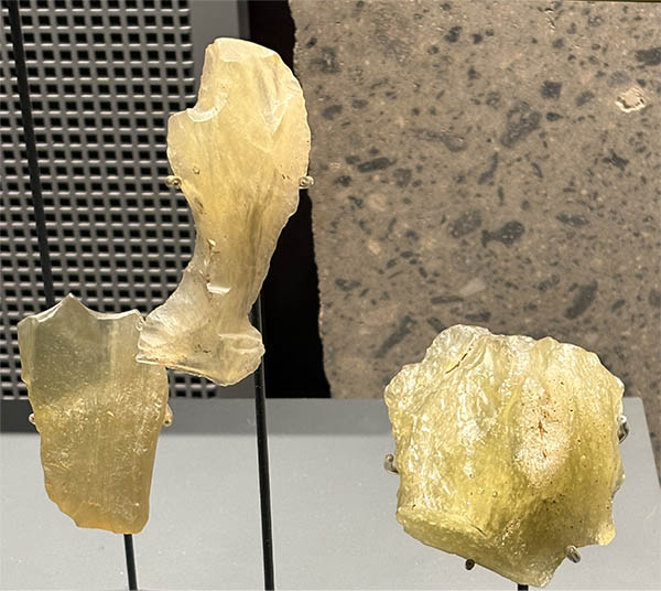 当陨石产生足够的热量以清算沙子时，您会得到这种稀有的宝石