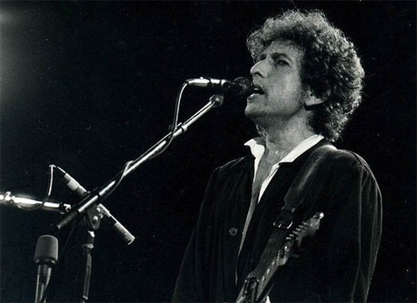 音乐星期五：鲍勃·迪伦（Bob Dylan）又重新聚焦，就像“钻石戒指”