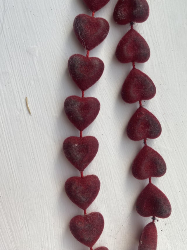 如何清洁老式的天鹅绒项链？我得到了一年，她曾经是非常鲜艳的红色，现在我注意到她真的很肮脏和胃。我试图摆脱磁带，但工作不太好。