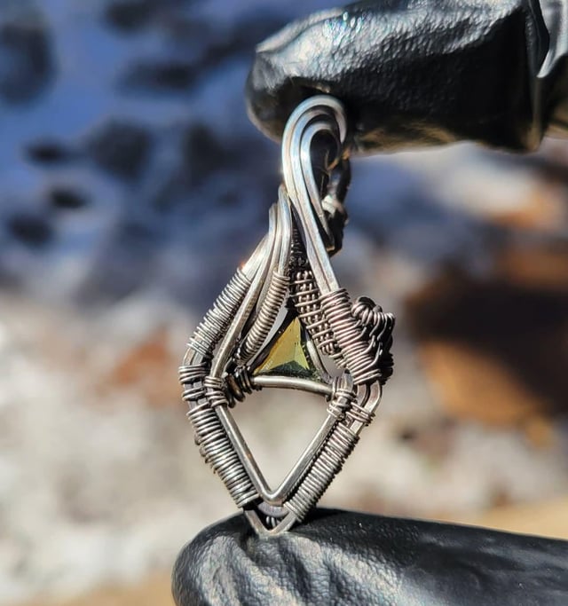 冷三角摩尔达维特，您制作的深色纯正项链。