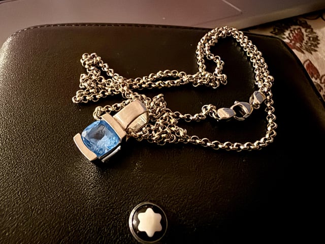 白金上的白金蓝色黄玉