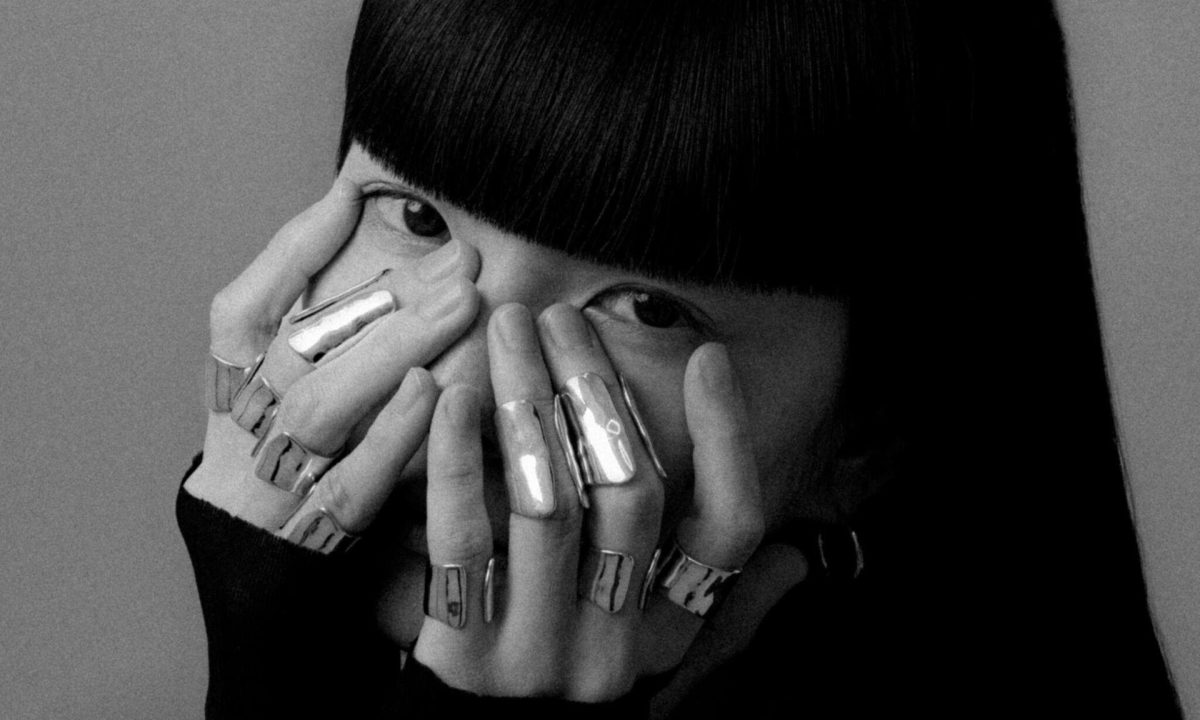 汤姆·伍德（Tom Wood）与日本时尚风格的Kozue Akimoto展示了一个新系列