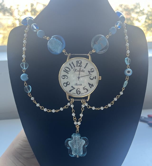 第一个看项链的脸