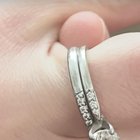 白金戒指上的黑色标志