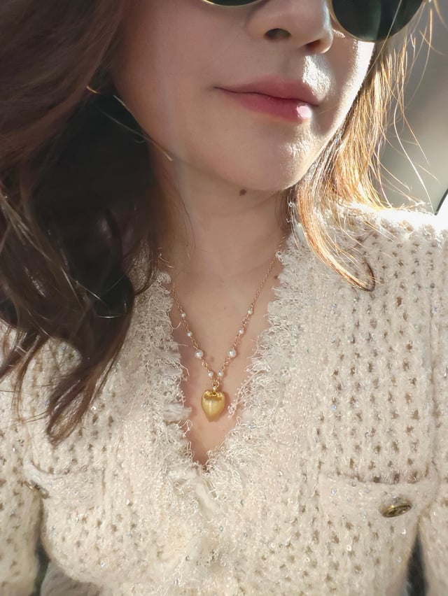 珍珠和金项链可以使任何白色衣服看起来都不错的证据