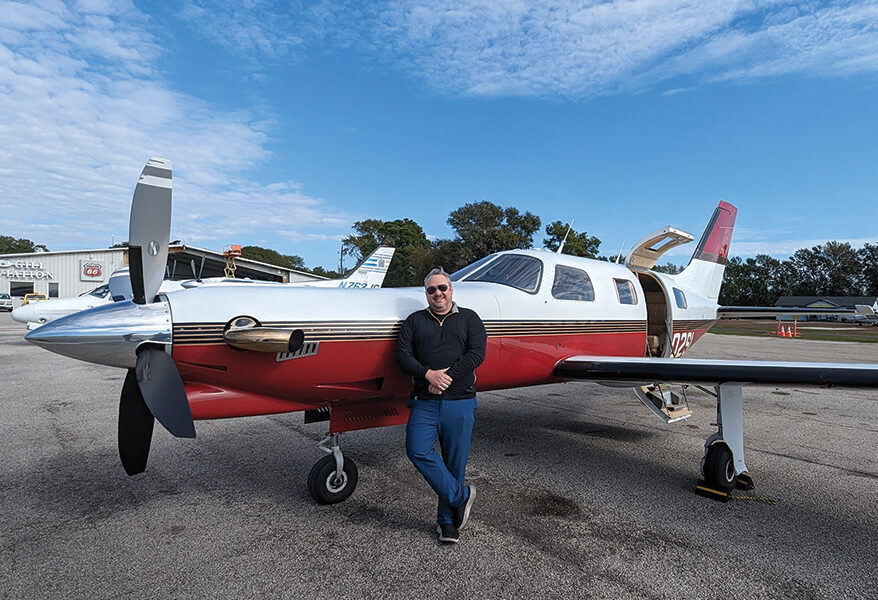 喷气式珠宝店的所有者提供飞机的订婚戒指