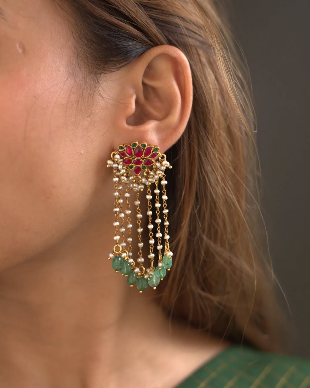 金涂层的耳环来自“ Brash Jewels”•印度南部珠宝