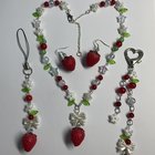 您制作的草莓珠宝系列