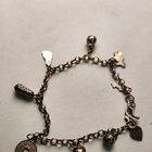 帮助定义旧银手镯上的邮票。