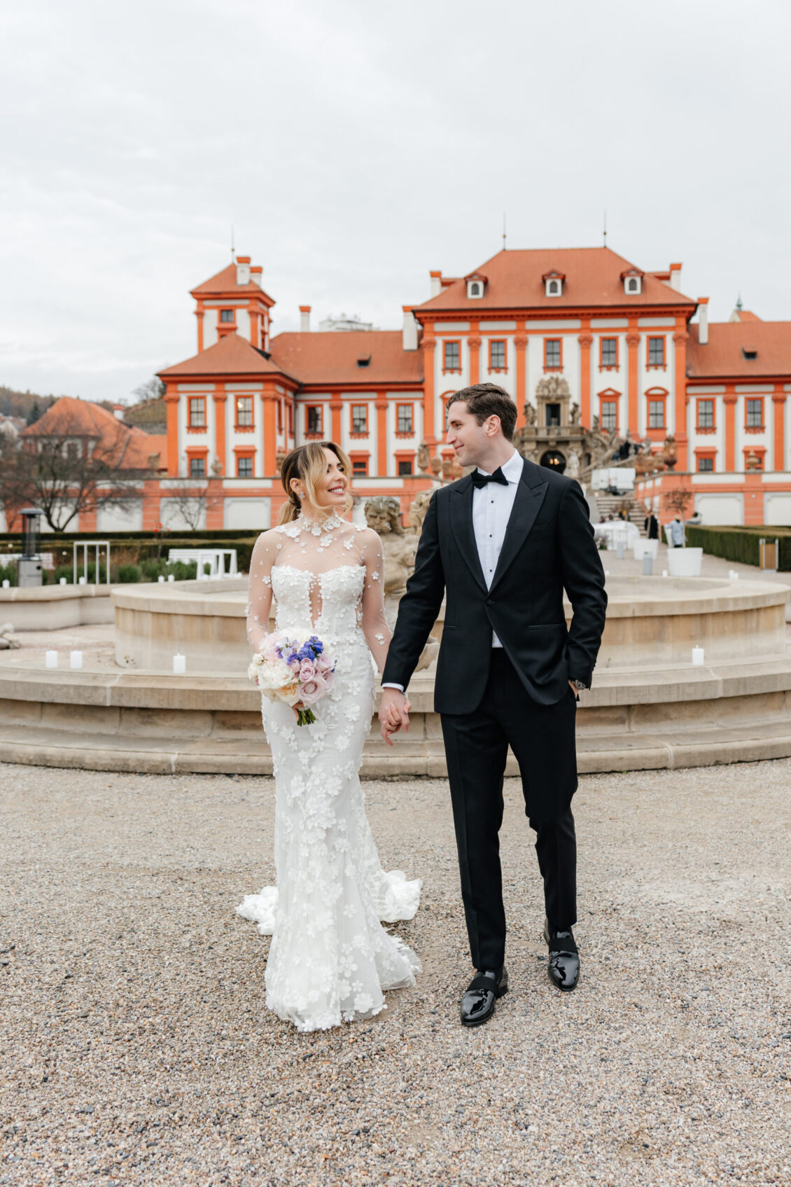 在布拉格的Troja城堡举行的令人叹为观止的婚礼〜Wedluxe Media