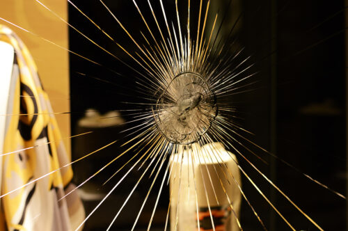 大窗户的大窗户用破裂的玻璃纹理