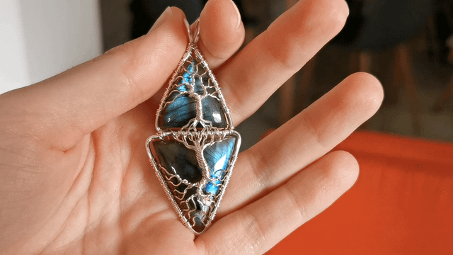 我用拉布拉多里特的宝石做了一条树木项链。