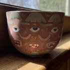 一个束缚的碗，靠近，石头打印，准备触摸和完成决赛。