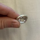 将石头从珠宝的底部放置。