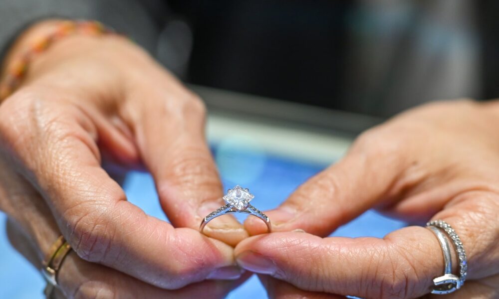 使用天然钻石最大化利润：销售策略重置