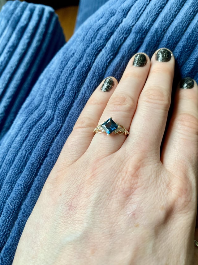 最不传统的订婚戒指与gro菜的杂货石！