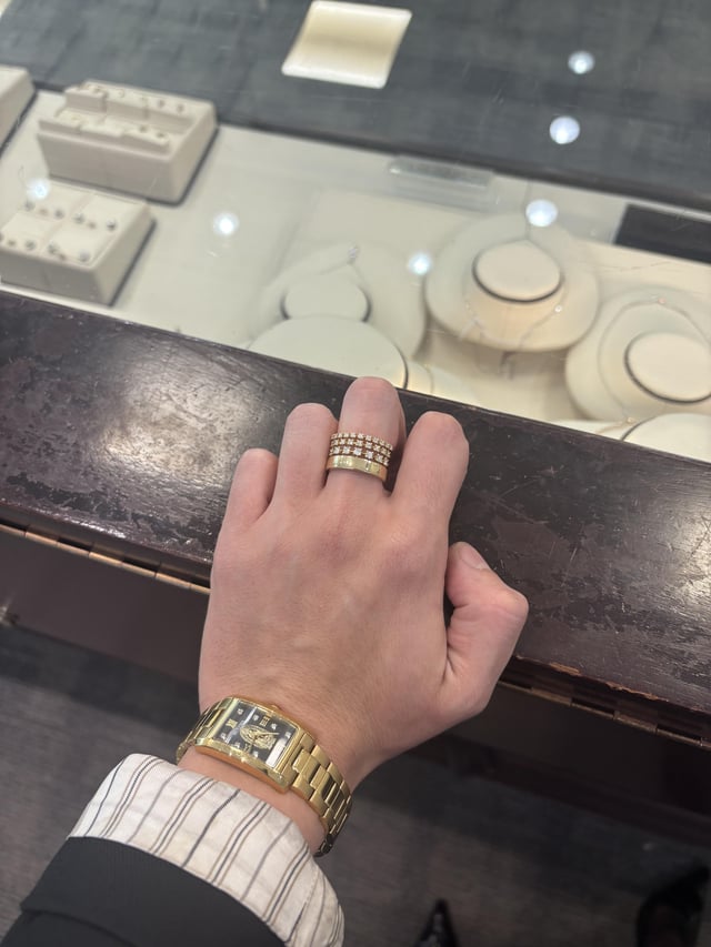 如您所见，黑色，钻石和金色，它是美学的。