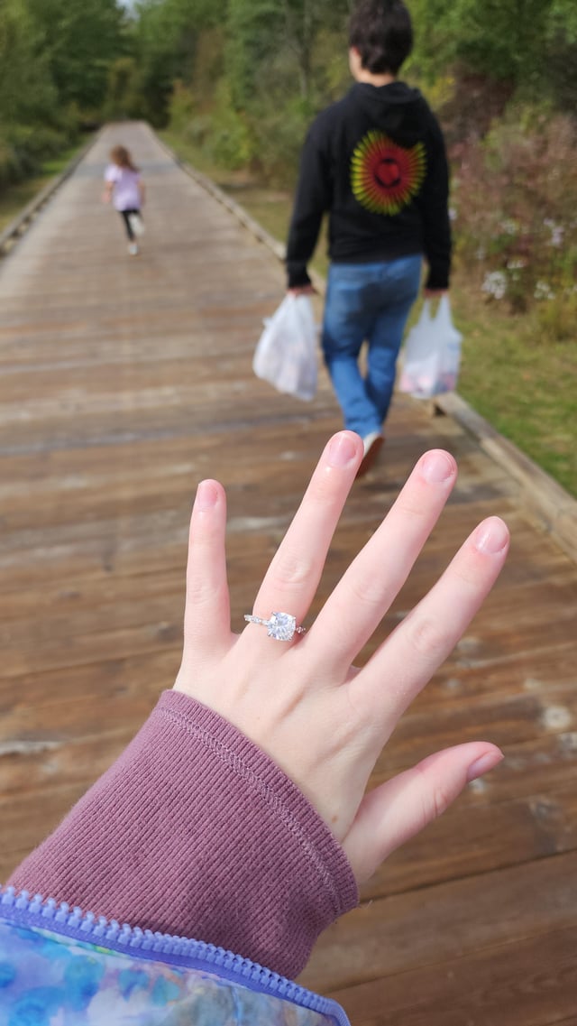 珠宝不会接触Khatami