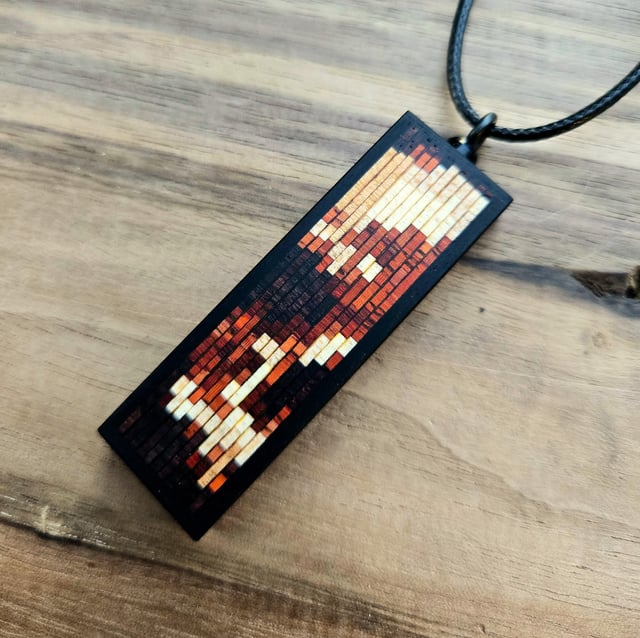 您用一组不同类型的木头制成的头骨。