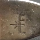 无法在此标志后面找到制造商。戒指属于我的祖母