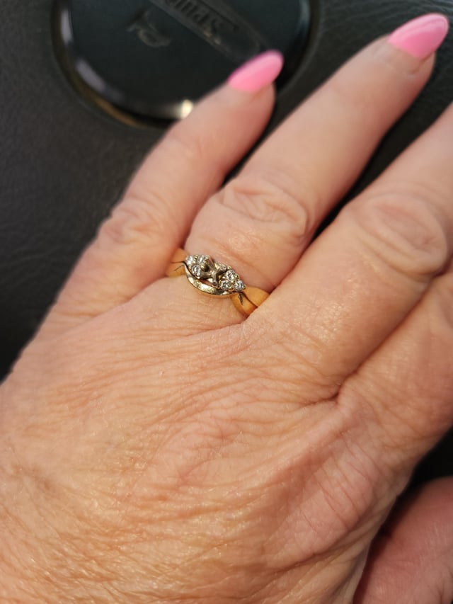 我只是注意到我失去了订婚戒指的中间石头。