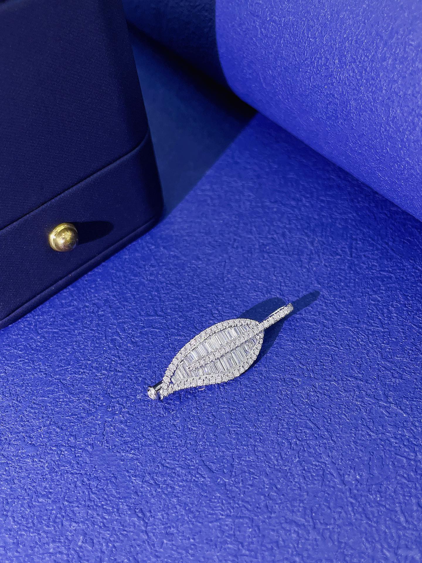 18K Diamond Straight Leaf Brooch - Elegant Jewelry Piece - Brooch