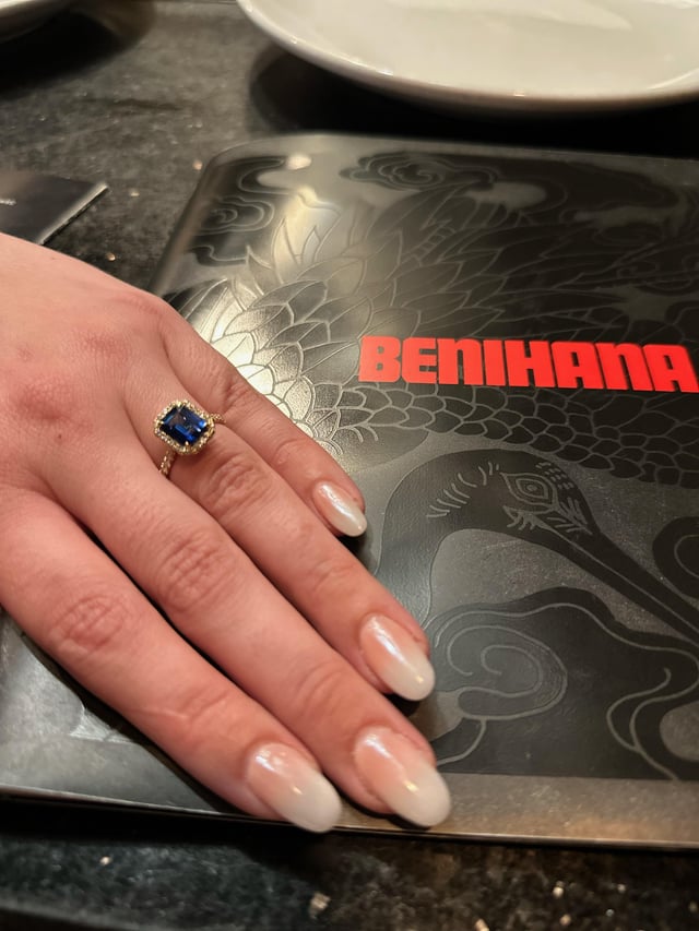 美丽的蓝宝石订婚戒指！