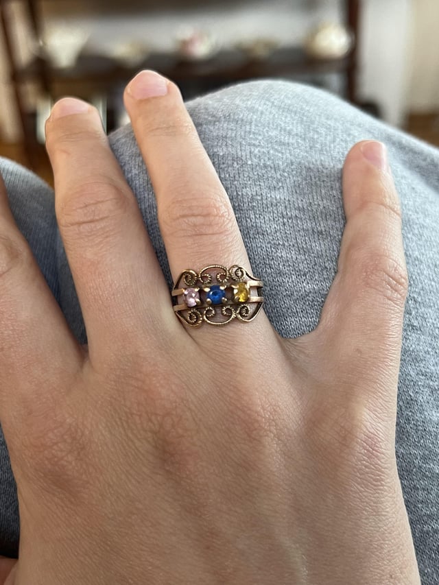 它是什么样的戒指？那是我的曾祖母。