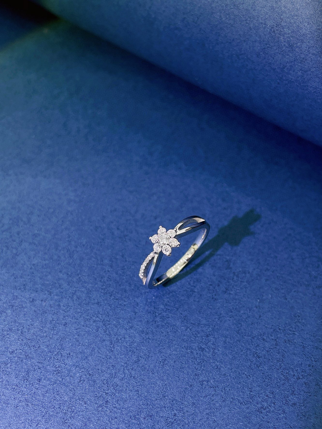 9K Diamond-Cultured Flower Head Hollow Ring - Exquisite Jewelry Piece - 图片 3